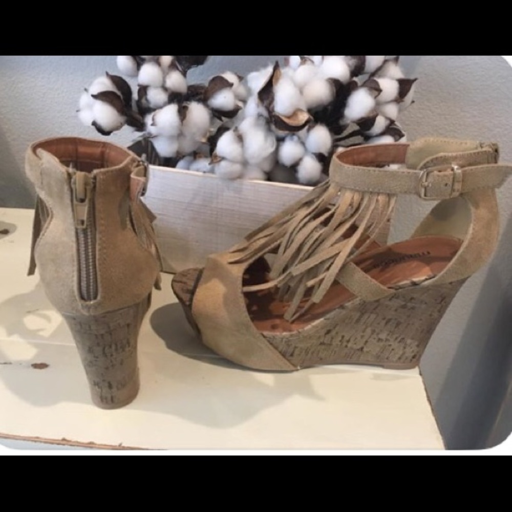 Wedge sandals with tassels